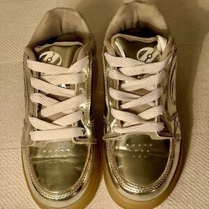 Heelys Premium 1 Lo Light Up Wheeled Shoes, Youth Size 3, Silver Metallic.